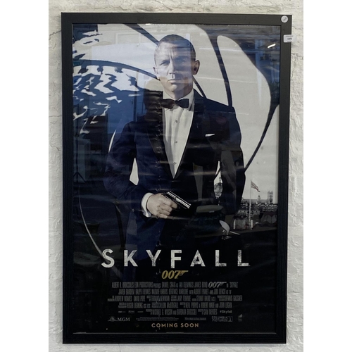 1475 - A framed movie poster James Bond 'Skyfall' starring Daniel Craig measures 96.5 cm x 66 cm.