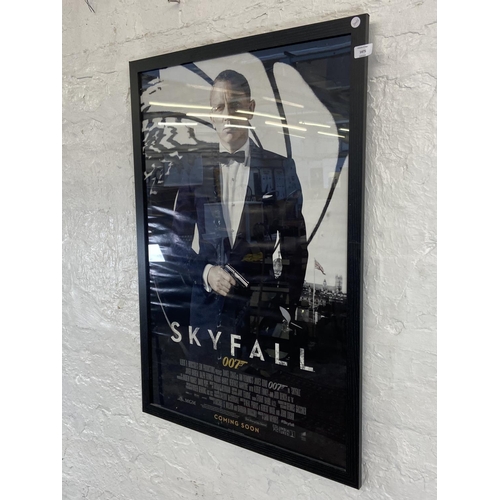 1475 - A framed movie poster James Bond 'Skyfall' starring Daniel Craig measures 96.5 cm x 66 cm.