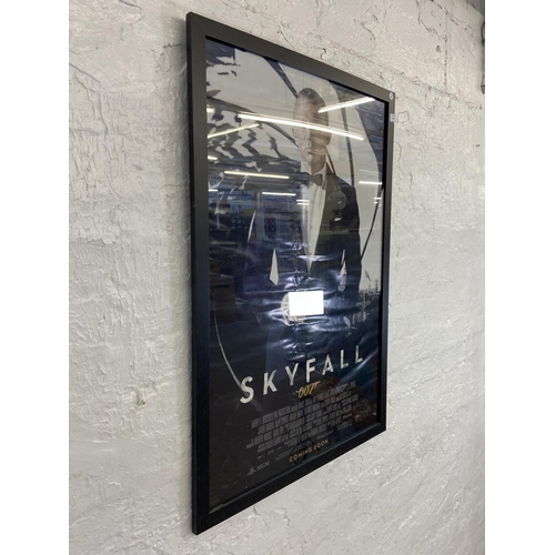 1475 - A framed movie poster James Bond 'Skyfall' starring Daniel Craig measures 96.5 cm x 66 cm.