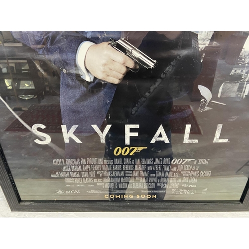 1475 - A framed movie poster James Bond 'Skyfall' starring Daniel Craig measures 96.5 cm x 66 cm.