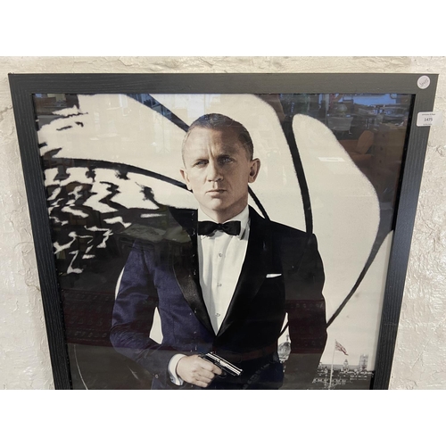 1475 - A framed movie poster James Bond 'Skyfall' starring Daniel Craig measures 96.5 cm x 66 cm.