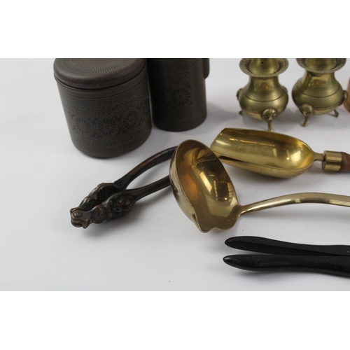 1318 - A collection of brass and cast iron kitchenalia to include ladle etc.