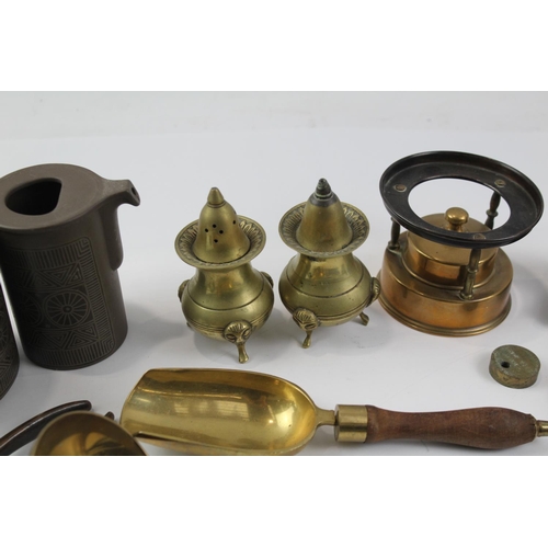 1318 - A collection of brass and cast iron kitchenalia to include ladle etc.