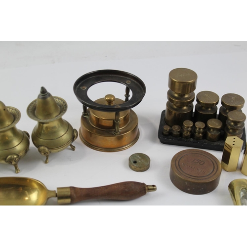 1318 - A collection of brass and cast iron kitchenalia to include ladle etc.