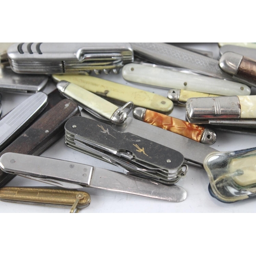 2286 - A collection of vintage pocket knives