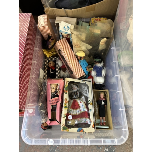 1640 - A collection of boxed and unboxed dolls