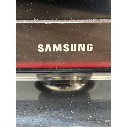 1521 - Four items, one Samsung LE32C450E1W 32