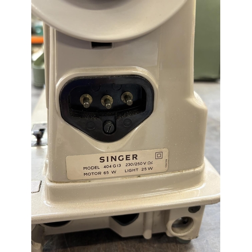 1528 - A Singer 404G13 electric sewing machine