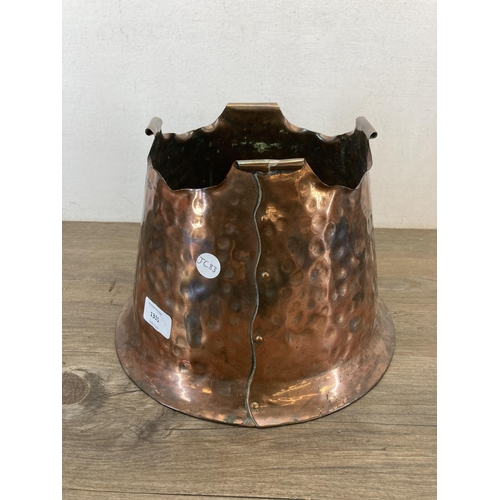 1315 - An Arts & Crafts hammered copper coal bucket/jardinière - approx. 20cm high