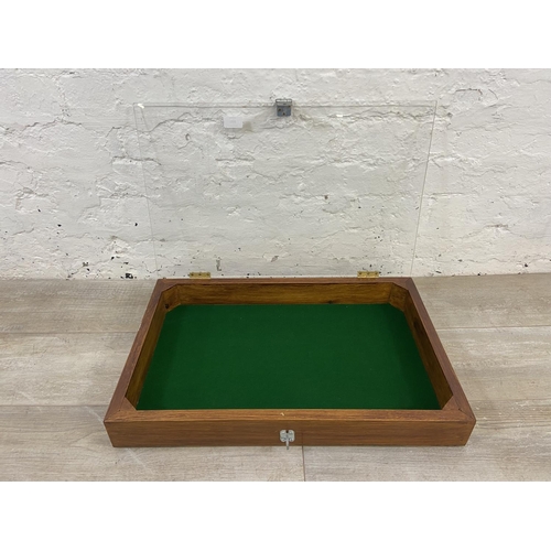 1152 - A stained hardwood table top display case with acrylic top and green felt interior - approx. 8cm hig... 