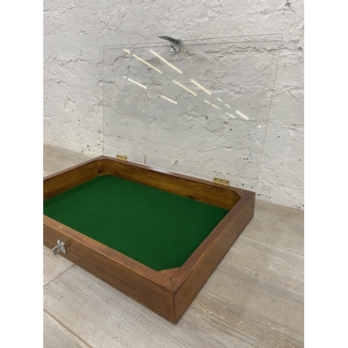 1152 - A stained hardwood table top display case with acrylic top and green felt interior - approx. 8cm hig... 