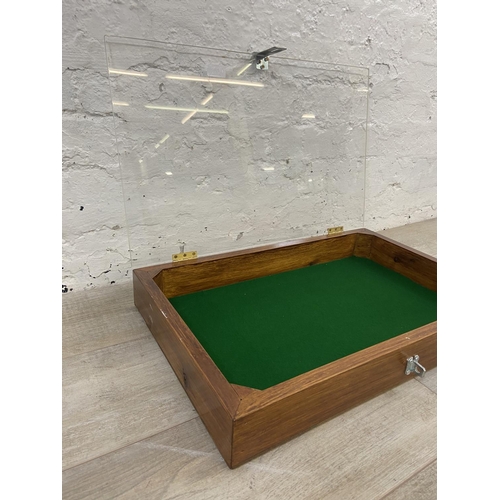 1152 - A stained hardwood table top display case with acrylic top and green felt interior - approx. 8cm hig... 