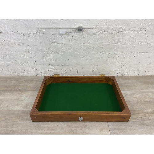 1153 - A stained hardwood table top display case with acrylic top and green felt interior - approx. 8cm hig... 