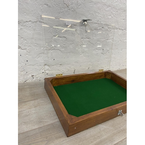 1153 - A stained hardwood table top display case with acrylic top and green felt interior - approx. 8cm hig... 