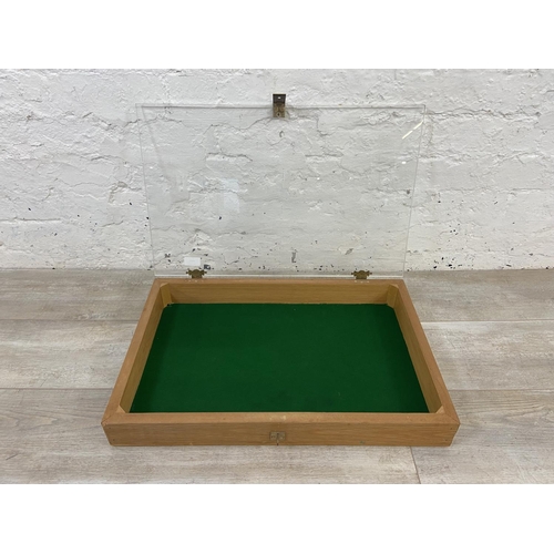 1154 - A stained hardwood table top display case with acrylic top and green felt interior - approx. 8.5cm h... 