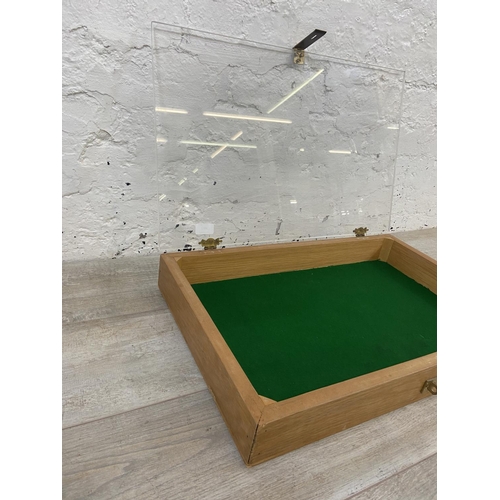 1154 - A stained hardwood table top display case with acrylic top and green felt interior - approx. 8.5cm h... 