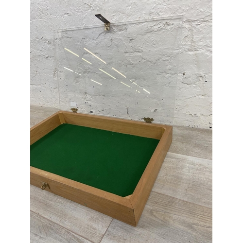 1154 - A stained hardwood table top display case with acrylic top and green felt interior - approx. 8.5cm h... 