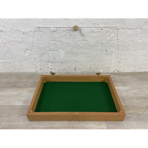 1155 - A stained hardwood table top display case with acrylic top and green felt interior - approx. 8.5cm h... 