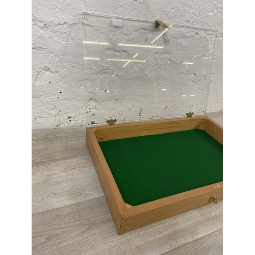 1155 - A stained hardwood table top display case with acrylic top and green felt interior - approx. 8.5cm h... 