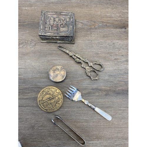 1433 - A collection of items to include Victorian silver plated grape scissors, Mosda 500 automatic lighter... 