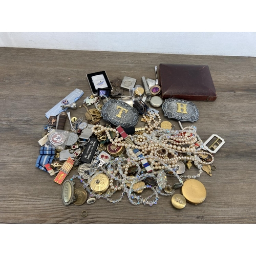 1437 - A collection of items to include silver plated yerba mate straw, compact mirrors, Stratton brass and... 