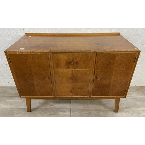 1176 - A mid 20th century Meredew oak sideboard - approx. 85cm high x 114cm wide x 47cm deep