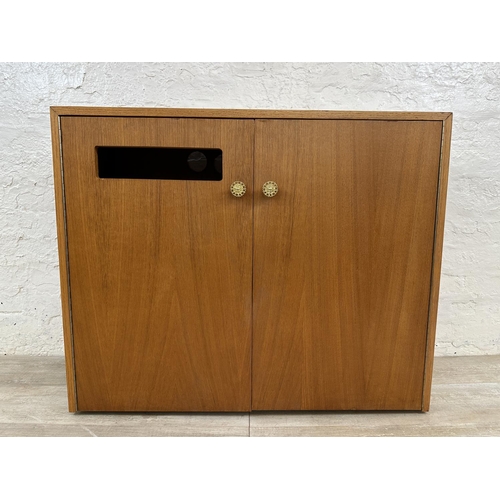 1186 - A mid 20th century oak veneer and plywood record cabinet with fitted interior - approx. 75cmn high x... 