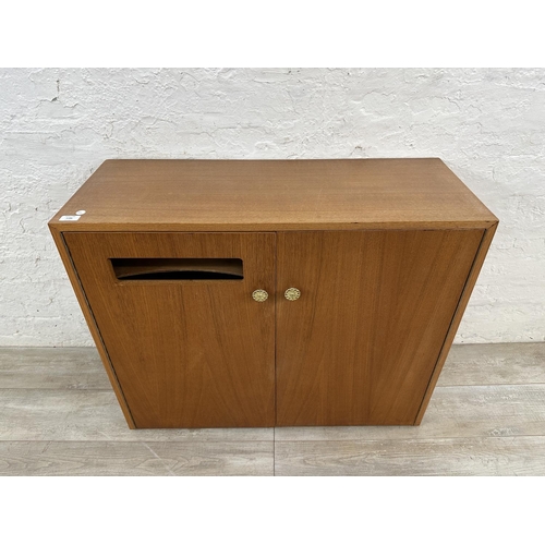 1186 - A mid 20th century oak veneer and plywood record cabinet with fitted interior - approx. 75cmn high x... 