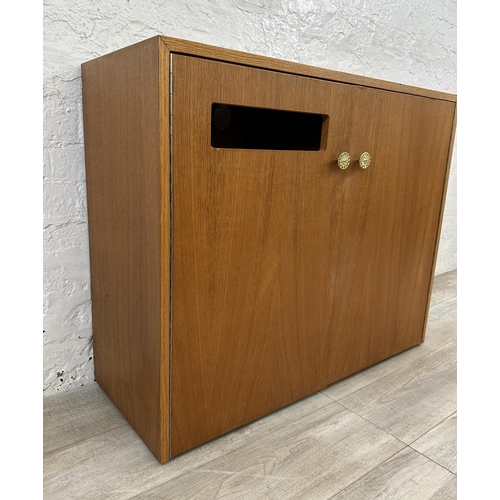 1186 - A mid 20th century oak veneer and plywood record cabinet with fitted interior - approx. 75cmn high x... 