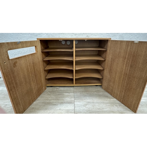 1186 - A mid 20th century oak veneer and plywood record cabinet with fitted interior - approx. 75cmn high x... 