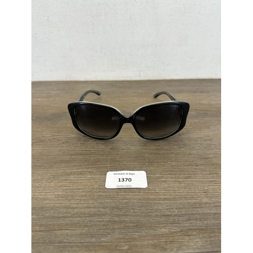 1370 - A pair of ladies sunglasses