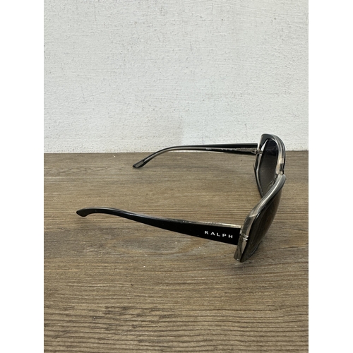 1370 - A pair of ladies sunglasses