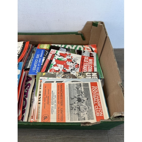 1386 - A box containing approx. 289 Manchester United Football programmes to include Manchester United vs. ... 