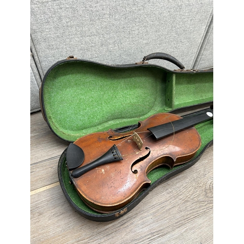 1516 - A cased vintage unlabelled violin with bow