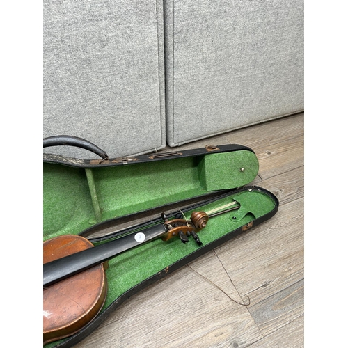 1516 - A cased vintage unlabelled violin with bow