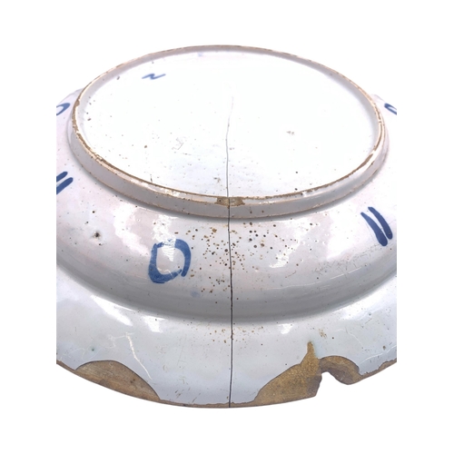 1262 - An 18th century Delftware blue and white ceramic charger - approx. 34cm diameter