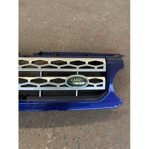 1576 - A Land Rover Discovery Titan grille