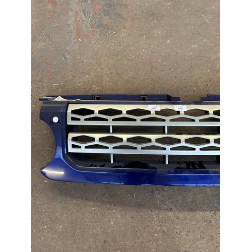 1576 - A Land Rover Discovery Titan grille