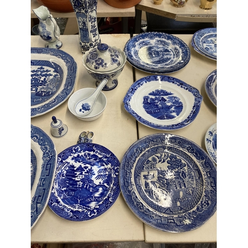 404 - Twenty three pieces of blue and white ceramics to include four Willow pattern meat plates, Delftware... 