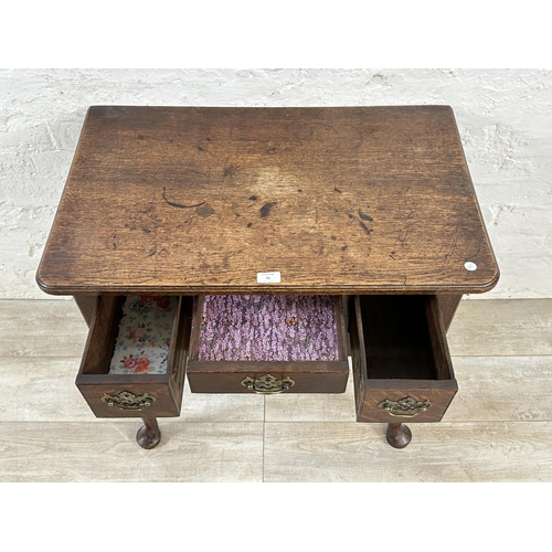 31 - A George III oak lowboy - approx. 71cm high x 76cm wide x 47cm deep