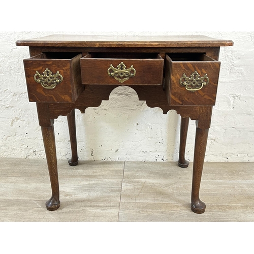 31 - A George III oak lowboy - approx. 71cm high x 76cm wide x 47cm deep