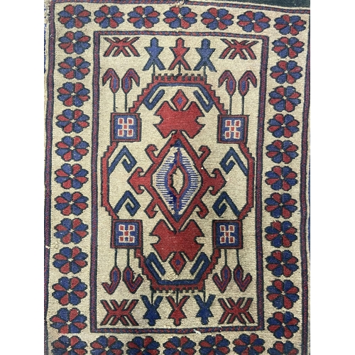 39 - A Persian hand knotted 100% wool pile rug - approx. 126cm x 82cm