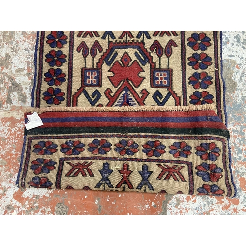 39 - A Persian hand knotted 100% wool pile rug - approx. 126cm x 82cm