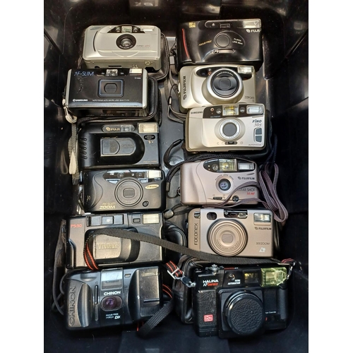 677 - A collection of compact cameras to include Samsung, Fujifilm, Chinon etc.