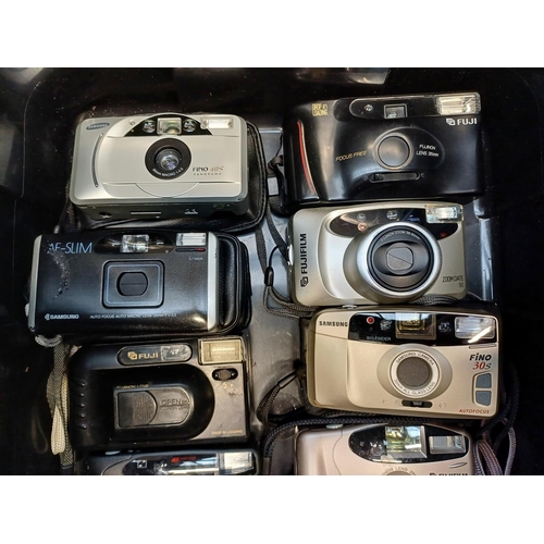 677 - A collection of compact cameras to include Samsung, Fujifilm, Chinon etc.