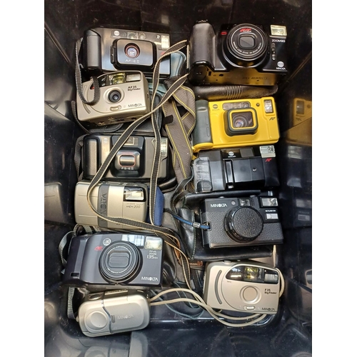 680 - A collection of Minolta compact cameras