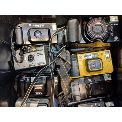 680 - A collection of Minolta compact cameras