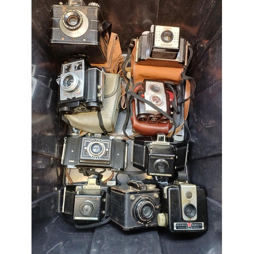 684 - A collection of vintage Bakelite cameras to include Ultra-Fex, Kodak Brownie Hawkeye Flash, Ilford E... 