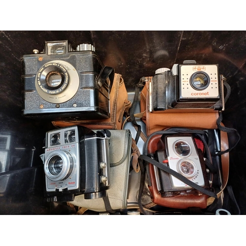 684 - A collection of vintage Bakelite cameras to include Ultra-Fex, Kodak Brownie Hawkeye Flash, Ilford E... 