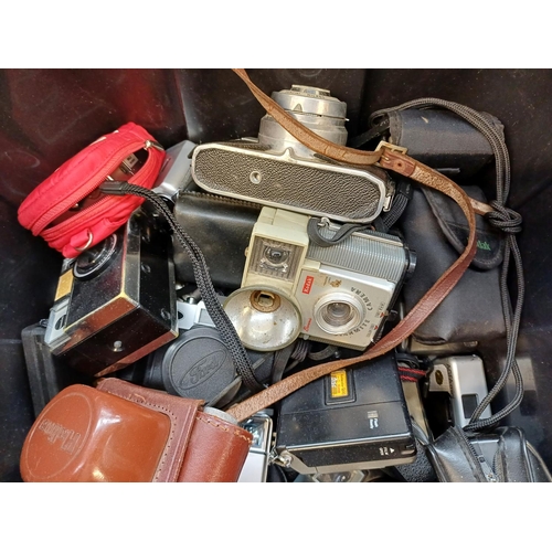 685 - A collection of vintage cameras